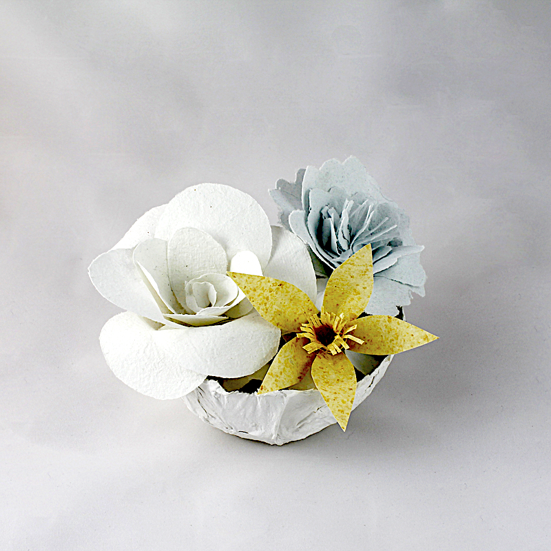 Flores de papeles artesanales hechos en el taller