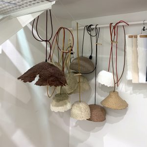 Lámparas de papel colgadas